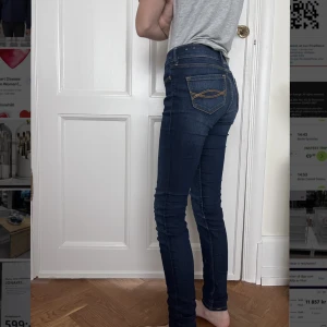 Super skinny jeans - Skinny jeans från Abercrombie kids i använt men fint skick.  Stretchiga och sitter som ett smäck. Relativt low-waisted. De är 70 cm i beninnerlängd.