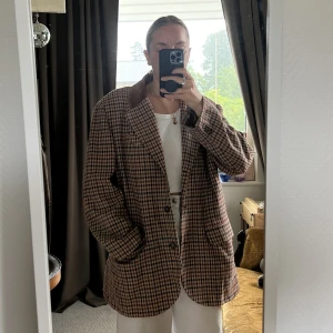 Mönstrad Kavaj från H&M - Normalt storlek 38 men valde 46 i denna för oversized fit. 