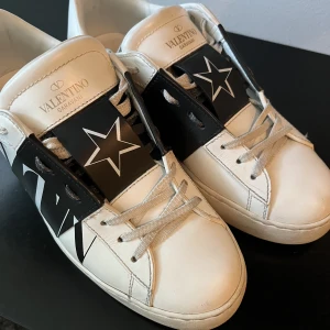 Valentino skor - Svin snygga valentino skor som tyvärr inte kommer till användning. Köpta på Plick för 4500 då de var i nyskick. Fortfarande super bra skick! kan mötas upp eller posta, kan även tänka mig att sänka priset vid snabb affär, skriv vid minsta fundering!💘