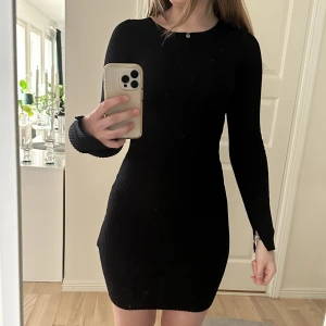 Tight ribbad klänning  - Tajt ribbad klänning från Bikbok. Storlek XS.