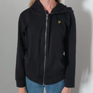 Lyle and scott hoodie - Svart lyle and scott hoodie. Barnstorlek 10-11. Passar XS.