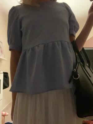 Blå utsvängd tröja - Säljer denna skit snygga blå tröja då den är lite liten. Använd sparsamt. Skriv vid intresse 