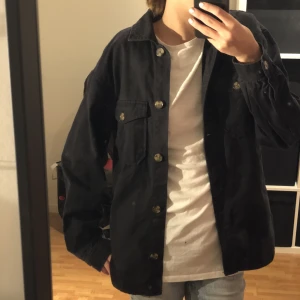 Höstjacka  - Svart höstjacka från H&M i storlek 152. Bra skick och oanvänd.