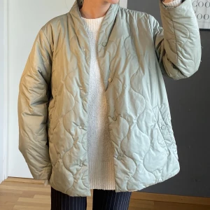 Ljusgrön höstjacka - Perfekta höstjackan, quiltad ljusgrön jacka ifrån Lindex i storlek L! Overzized på mig som är en XS/S, men passar också M och L 🙏🤩