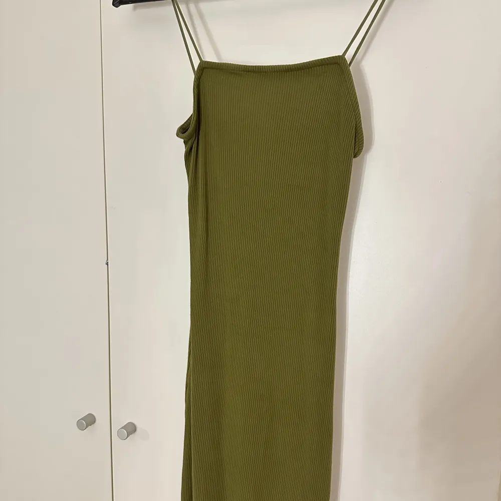 Grön bodycon klänning som är något år gammal, knappt använt den utan har mest legat. . Klänningar.