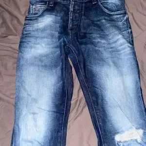 Tänkte sälja mina Armani äkta jeans de kommer inte till användningen de är en god skick inget fel på dem helt nya.