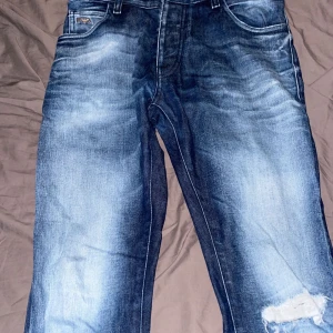 Armani jeans - Tänkte sälja mina Armani äkta jeans de kommer inte till användningen de är en god skick inget fel på dem helt nya.