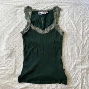 Grönt linne - Grönt linne med spets 💚