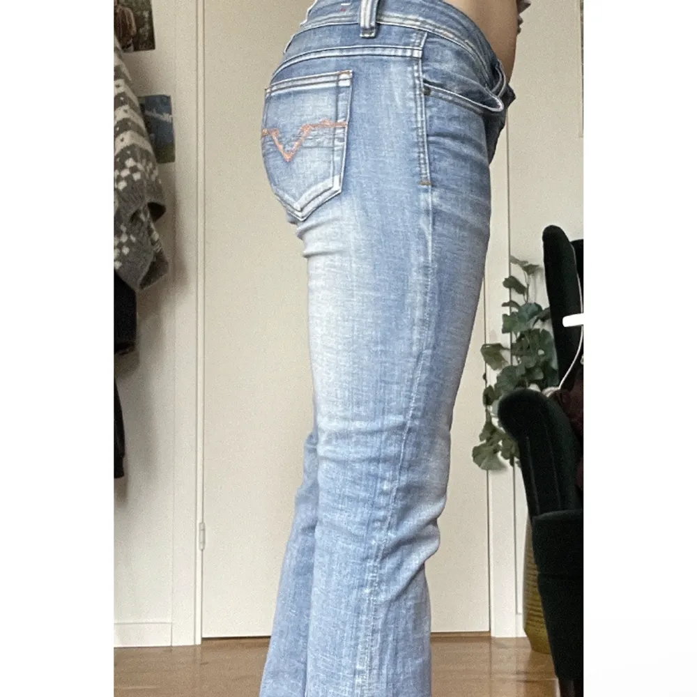 Säljer dessa snygga lågmidjade jeans från Diesel då dom inte riktigt passade när jag fick hem dom från plick💘jeansen är i fint skick och passar verkligen till allt💖Pris kan diskuteras! skriv för frågor💕(Lånade bilder)!. Jeans & Byxor.