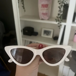 Solglasögon  - Coola solglasögon i en fin krämvit färg. 