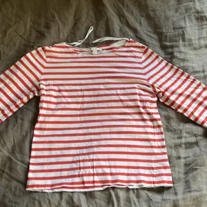 Suuuperfin röd och vit randig tröja från Cos! Den är lite kortare i ärmarna och är lite mer öppen vid kragen. Köpt för ca 2 år sedan men väl använd!! Köparen står för frakt🤍