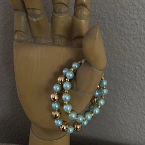 Blåguldigt handgjort pärlarmband - Skicka era handleds mått tilll mig så det blir rätt storlek,båda armbanden ingår i köpet men skulle du vilja ha bara den ena så går det också!🫐 (Frakten ingår ej)