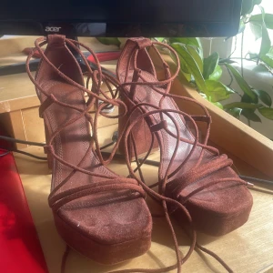 Bruka platåklackar 36 - Helt slutsålda och köpta från Zalando, storlek 36 och endast provade inomhus. Nypris 500kr+frakt