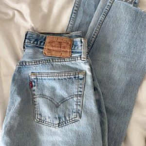 Vintage levisjeans  - Dom är lite korta på mig som är 165, kom privat för mer info+bilder🩷