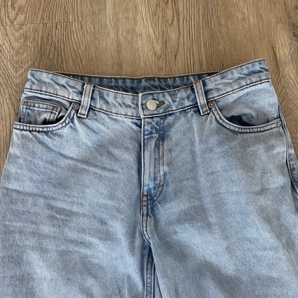 Lågmidjade blåa jeans nästan helt oanvända pågrund av att dem är för små på mig. Jeans & Byxor.