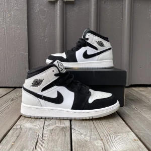 Jordan 1 Mid  - Nike Air Jordan 1 Mid White/Black - storlek 36 - Näst intill ingen creasing - knappt använda - Kan fraktas,  Kan även mötas upp i Kungälv/Gbg   