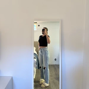 jeans - Ljusblåa jeans från ginatricot med slitning på båda knäna🤍