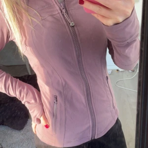 Lululemon jacka - Den är inprincip helt ny, använd nån gång, tyvär inga tags kvar, liten för att vara en M Pris kan diskuteras!!🩷