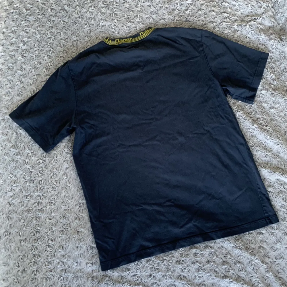 Väldigt fin mörk blå tröja från Daily Paper som inte längre kommer till användning. Den var köpt för ca 600kr ny. Nu den är i mycket fin kondition, manlig storlek L. T-shirts.