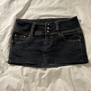 Lågmidjad mörkblå jeanskjol från Miss Anna - Lågmidjad mörkblå jeanskjol från Miss Anna som jag har sytt om från ett par byxor. Kan inte se storleken men passar mig bra som är 170 och brukar ha S❣️