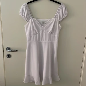 Vit klänning - Jätte fin klänning som använts en gång på studenten. 