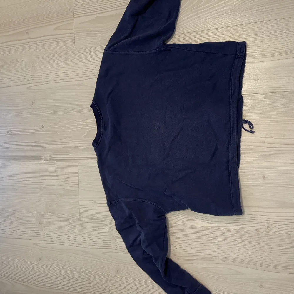  Marinblå vintage tröja med ihopbardrag midja. Skulle säga att den passar en xs. Tröjor & Koftor.