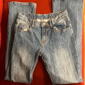 90s brielle jeans brandy melville - Säger dessa för att de är lite för långa för mig som är 159. Använts 1 gång. Bootcut:)
