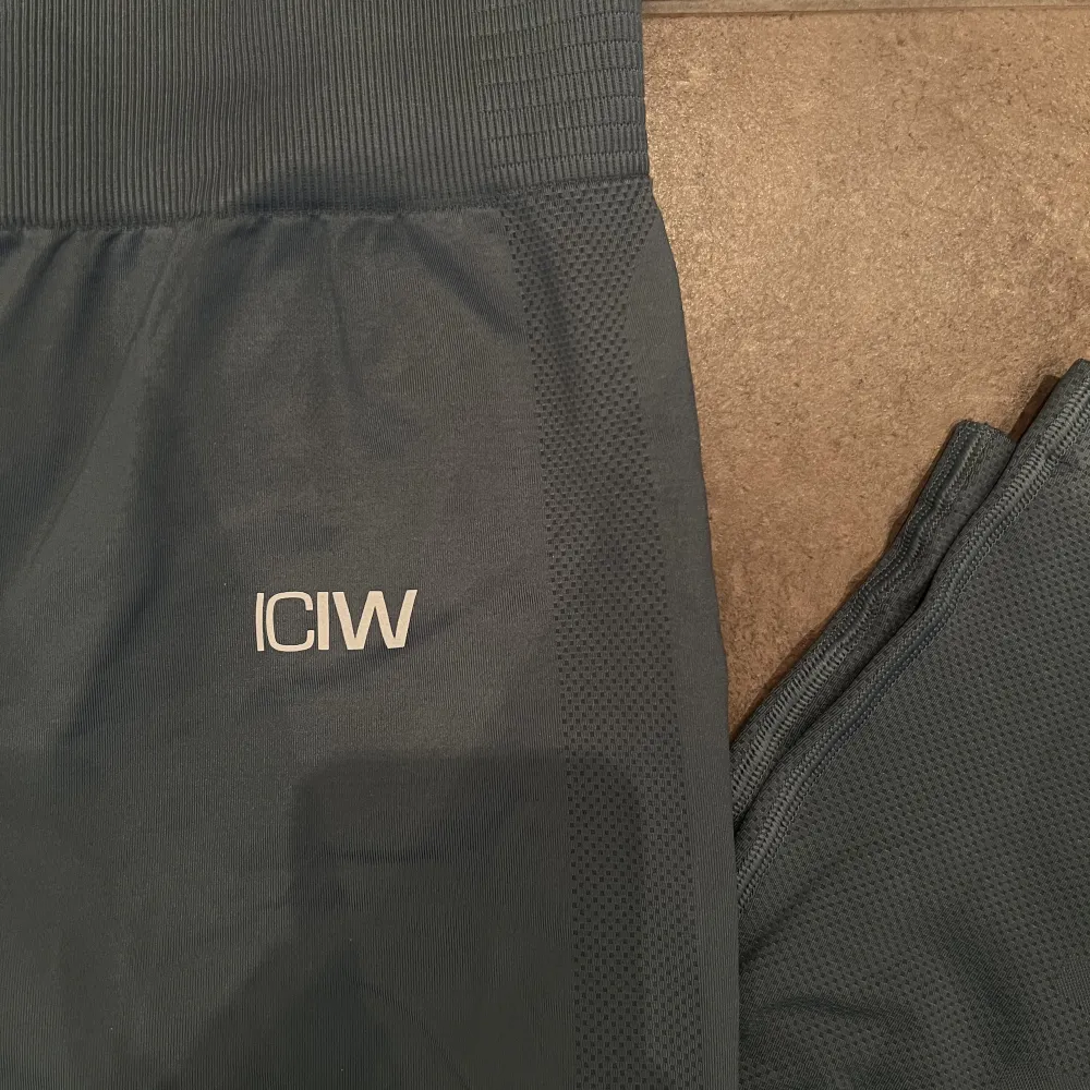Tights från ICIW i strl S, endast använda 1 gång!. Jeans & Byxor.