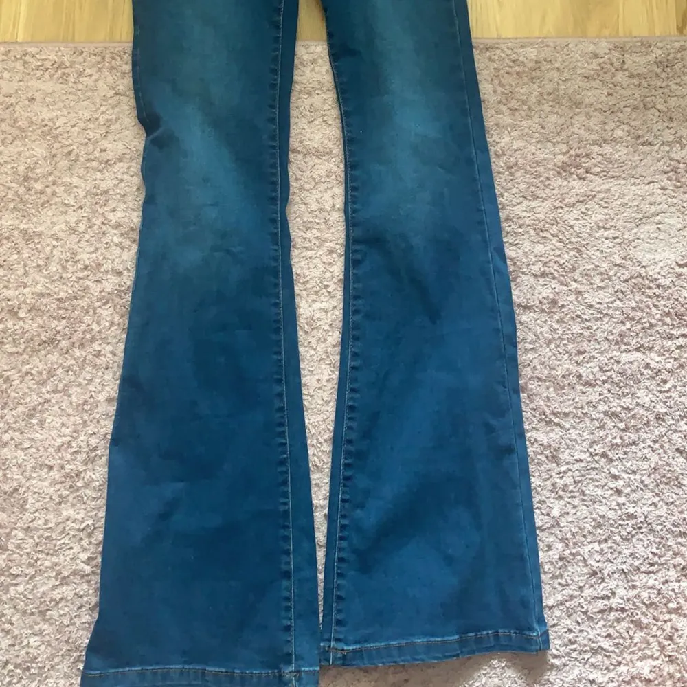Säljer dessa bootcut-jeans från veromoda! Aldrig använda (lappen kvar) så jättebra skick! Nypris 400 och säljer för 200 och fri frakt! . Jeans & Byxor.