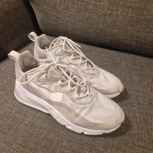 Nike sportswear - Ett par nikeskor i mycket bra skick. Använda ett fåtal gånger då dom är lite för smala för mig. Nypris 1300:-