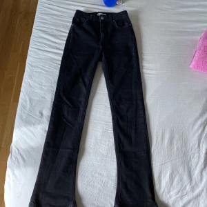Svarta jeans - Köpta här på Plick men säljer då de inte passar mig. Första bilden är lånad och är från hon jag köpte jeansen av. Jeansen är i bra skick och är använda 1-2 gånger. Skriv privat för fler bilder