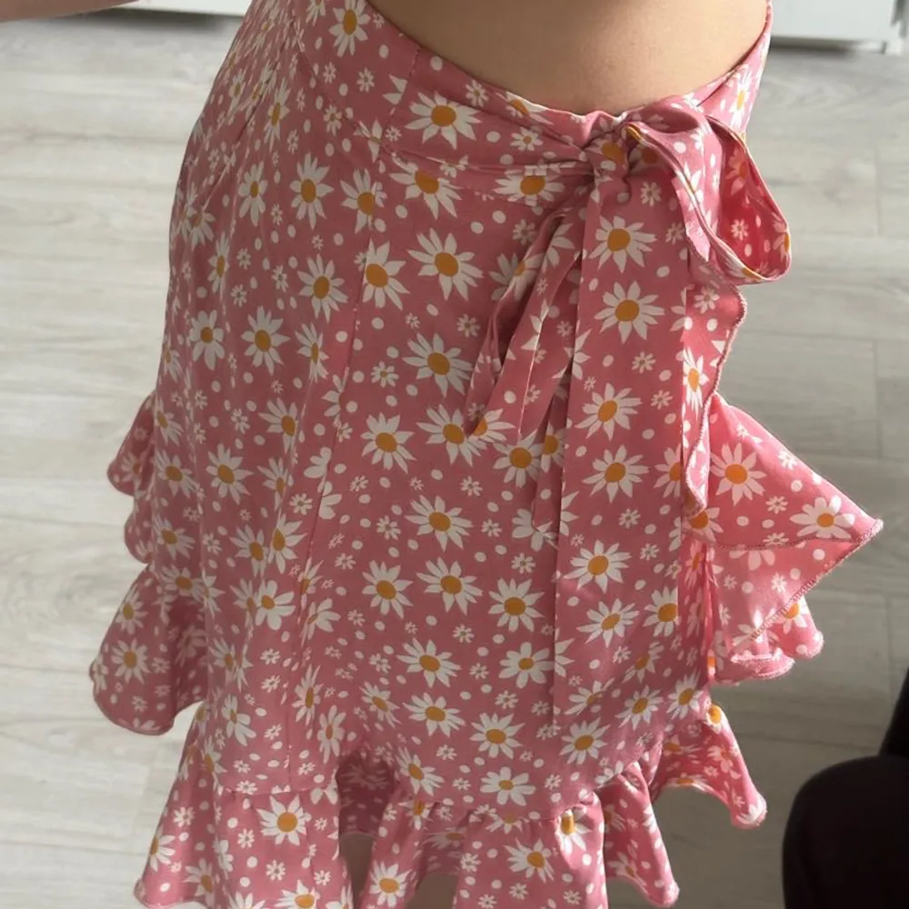 Rosablommig kjol för sommaren! I storlek XS/34 från Shein. Använd men välvårdad därav bra skick. . Kjolar.