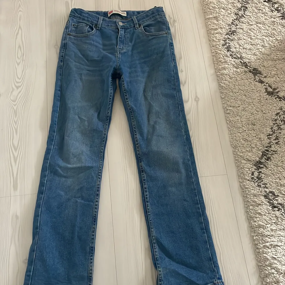 Ett par urväxta jeans som är i okej skick. Ordinariepris 599kr. Jeans & Byxor.