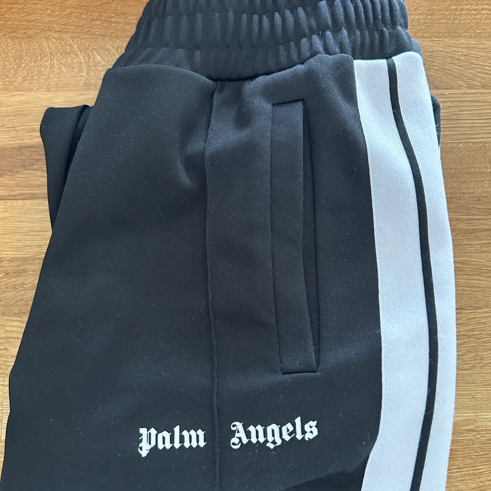 Nu säljer jag mina Palm angels byxor för att jag har helt sluta använda dom. Skicket är 9/10 man ser knappt att jag har använt dom. Priset kan diskuteras i dm, och kom gärna med frågor!. Jeans & Byxor.