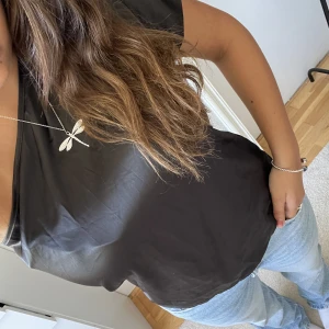 Svart festtopp - One shoulder topp i satin, aldrig använd 