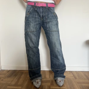 BAGGY VINTAGE Y2K JEANS - Coola vintage jeans med perfekt passform om man gillar en baggy look! Passar lika bra för killar som tjejer. Använda en del men ändå i bra skick💘 Hör av dig om du har fler frågor!