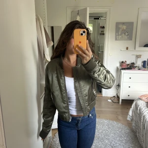 Bomberjacka - Skit snygg grön bomber jacka till hösten!! 