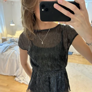 Assists glittrig festtop meshtyg - Glittrig festtopp i meshtyg med inbyggt linne under!