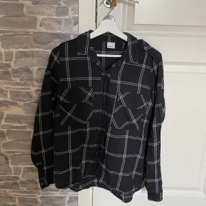 Rutig skjorta  - Rutig skjorta   Fint skick, köpt för 299kr, säljer för 49kr.