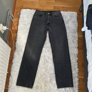 Grå Drdenim jeans från Carlings. Grå jeans för Carlings i storlek 38. Jeansen är köpta för ordinarie pris 699 kr, jag säljer för 149 kr. Jeansen är aldrig använda. 