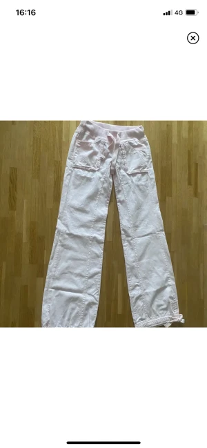 Bershka - Helt nya bershka byxor som är low waist, vida ben och vintage, inte använda.