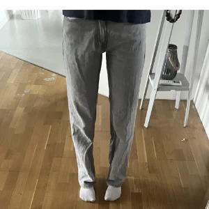 Jeans - Säljer dessa perfect jeans från Gina tricot. Jag tror att nypriset på dem är 499kr och jag säljer dem för 250kr + frakt. Ni ser längden på första bilden, jag är ca 167.