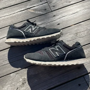 New balance skor - Ett par newbalance skor i storlek 37,5💕 De är i gott skick. Skriv gärna om du har fler frågor!