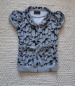 Söt topp från Nümph - Söt mönstrad topp med dragkedja och dragsko från Nümph.  Använd men i bra skick