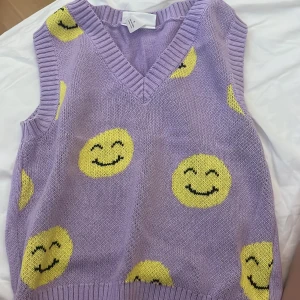 Cool väst  - Cool och positiv väst från monki! Storlek S, fint skick, nästan aldrig använd! DMa vid intresse pris kan diskuteras 