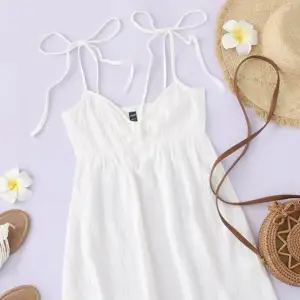 Säljer en vit kort klänning med band ifrån shein i storlek S. Aldrig använd! 💕( lånade bilder ) 