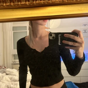 Topp - säljer denna fina svarta topp pågrund av att den ej kommer till användning💕