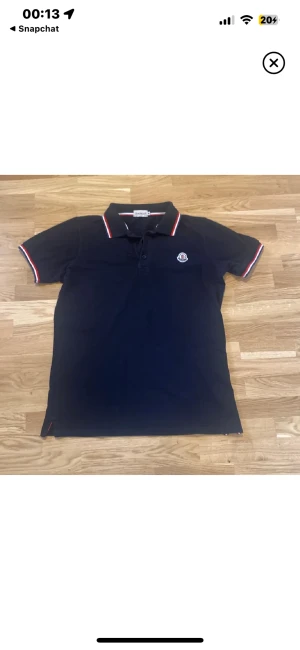 Moncler pike  - Helt ny användt jätte lite säljer då den var för stor för min smak garantin var slut så kunde inte lämna tillbaka den  Kvittot är tyvärr bort tappat men har dustbagen och tagsen Skriv för mer info och priset Obs den är mörkblå  