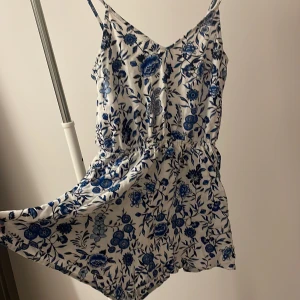 Byxdress - Detta är en byxdress som är väldigt skön att ha på sig, den är nästan helt ny då en del av mappen sitter kvar ( lappen har ramlat av men jag gillar inte den super mycket)  en väldigt fin och super skön!💙