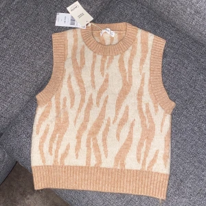 Tröja  - En helt ny, oanvänd tröja. Ordinarie priset är 350kr.